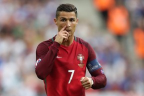 九游在线体育娱乐平台-梅西踢电竞，当球王闯入FIFA规则，是降维打击还是荒诞闹剧？